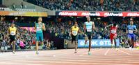 男子４００メートル決勝　南アフリカのウェード・ファンニーケルク（左から２人目）が優勝＝ロンドン（共同）
