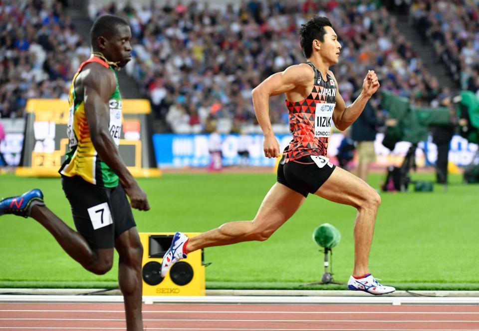 　男子２００メートル予選　力走する飯塚翔太（右）