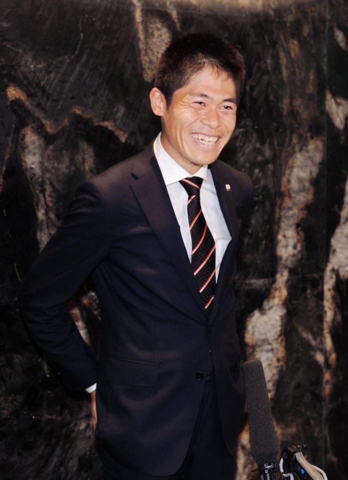 帰国後の囲み取材で笑顔を見せる男子マラソン・川内優輝＝羽田空港（撮影・開出牧）