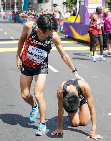 　世界選手権９位でゴール直後に倒れ込む川内優輝（右下）。１０位の中本健太郎からねぎらわれる