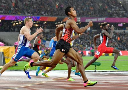 男子２００メートル準決勝　20秒43で決勝進出を決めたサニブラウン・ハキーム（中央）＝ロンドン（共同）