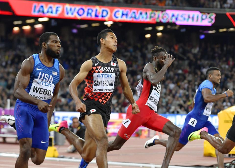 　男子２００メートル決勝　力走するサニブラウン・ハキーム（左から２人目）＝ロンドン（共同）