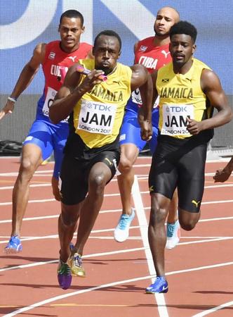 　男子４００メートルリレー予選　３走からバトンを受けスタートするジャマイカのボルト（手前左）＝ロンドン（共同）