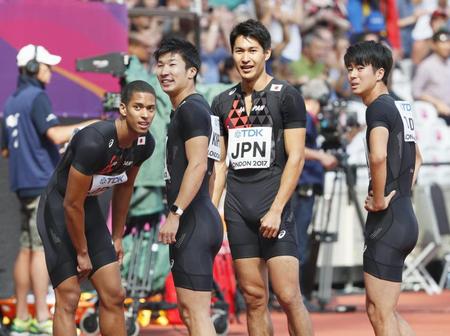 　男子４００メートルリレーで決勝進出を決めた（左から）ケンブリッジ、桐生、飯塚、多田＝ロンドン（共同）