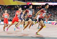 男子４００メートルリレー決勝　３走の桐生（手前右から２人目）からバトンを受けスタートするアンカーの藤光＝ロンドン（共同）