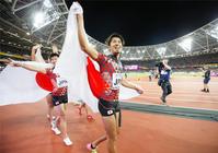 男子４００メートルリレーで銅メダルを獲得し、歓声に応える藤光（右）ら＝ロンドン（共同）