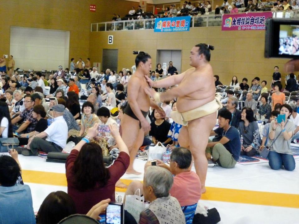 若い衆相手に押しを繰り返す稀勢の里