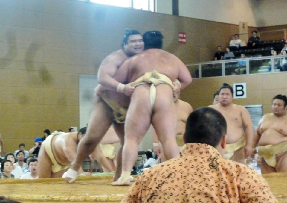 阿武咲（手前）を組み止める高安