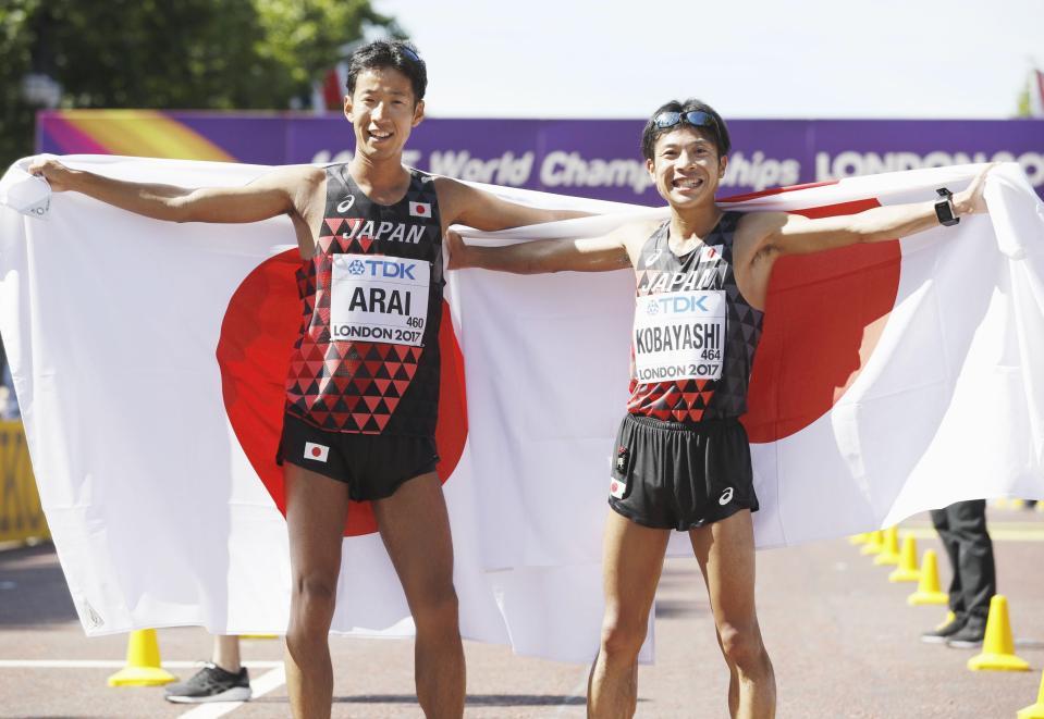 男子５０キロ競歩で銀メダルを獲得し、日の丸をまといポーズをとる荒井広宙（左）と銅メダルの小林快＝ロンドン（提供・共同通信社）