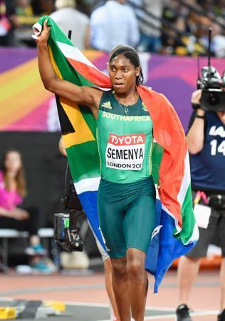　女子８００メートルで３度目の優勝を果たし、声援に応える南アフリカのキャスター・セメンヤ＝ロンドン（共同）