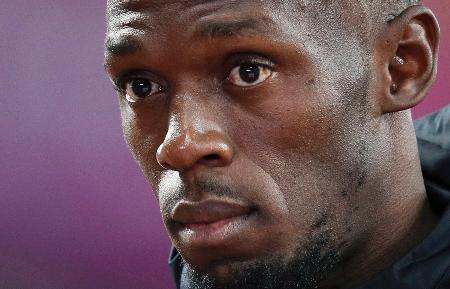 　全ての競技終了後、スタンドの声援を受け、目を潤ませるジャマイカのウサイン・ボルト＝ロンドン（共同）