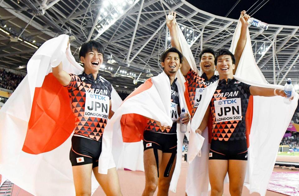 　男子４００メートルリレーで銅メダルを獲得し、日の丸を背に喜ぶ（左から）多田、藤光、飯塚、桐生（共同）
