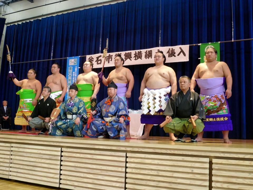 復興土俵入りを行った（後列左から）大翔丸、日馬富士、宝富士、輝、稀勢の里、錦木