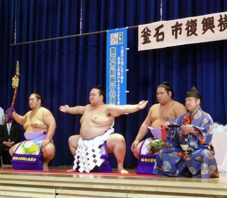 　復興土俵入りを行った（左から）輝、稀勢の里、錦木