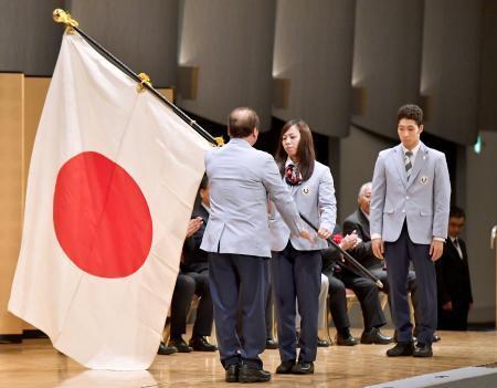 　ユニバーシアード夏季大会の日本選手団結団式で、団旗を受け取る旗手の能智亜衣美（中央）。右は主将の萩野公介＝１５日午後、東京都内のホテル