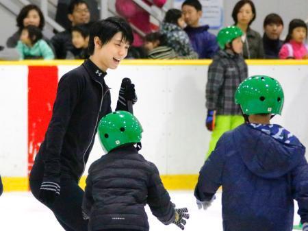 　スケート教室で地元の子どもたちを指導する羽生結弦＝１６日、横浜銀行アイスアリーナ