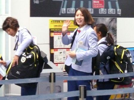 　台北に向け出発する競泳女子の大橋悠依（左から２人目）＝１６日、羽田空港