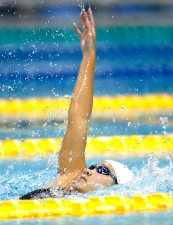 　女子２００メートル背泳ぎ決勝　２分１１秒６６で優勝した宝塚東・白井璃緒＝セントラルスポーツ宮城Ｇ２１プール