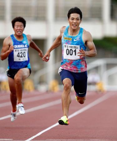 男子１００メートル決勝　10秒17でゴールする山県亮太（右）＝コカ・コーラウエストスポーツパーク陸上競技場