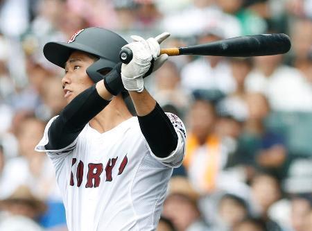 　全国高校野球選手権大会準決勝の天理戦の５回表、広陵・中村が左中間にこの試合２本目で今大会６本目の大会新記録となる本塁打を放つ＝２２日、甲子園球場