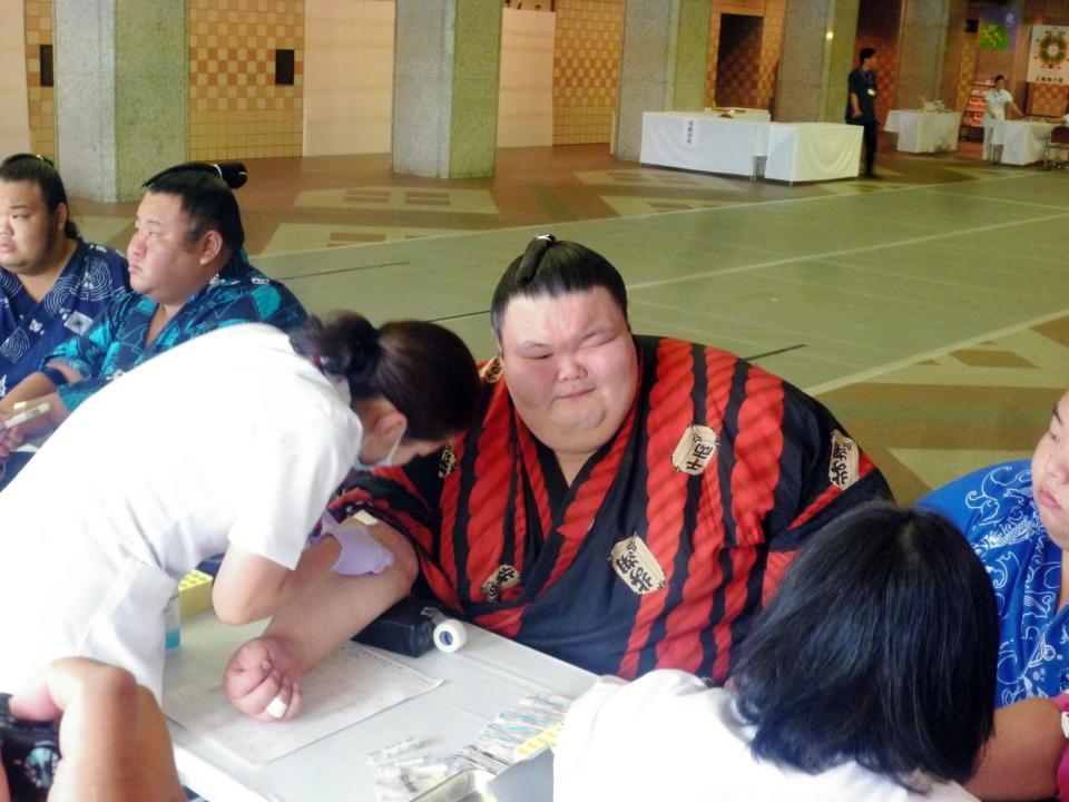 　採血に顔をしかめる大露羅