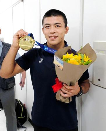 グレコローマン日本勢３４年ぶりの金メダルを披露する文田健一郎