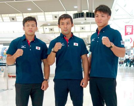 　世界選手権への出発を前に、成田空港で取材に応じる柔道男子の（左から）永山竜樹、高藤直寿、阿部一二三