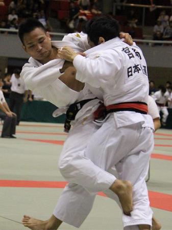 　全日本実業個人選手権の男子73キロ級４回戦、宮崎（右）を足技で攻める海老沼匡