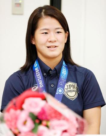 レスリングの世界選手権から帰国した、女子55キロ級で初出場優勝の奥野春菜