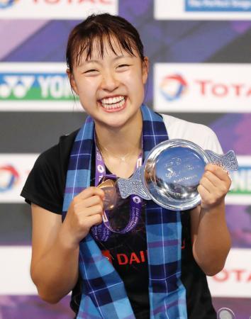 　バドミントンの世界選手権女子シングルスで優勝し笑顔の奥原希望。日本勢で４０年ぶりの金メダルを獲得した＝２７日、英グラスゴー（共同）