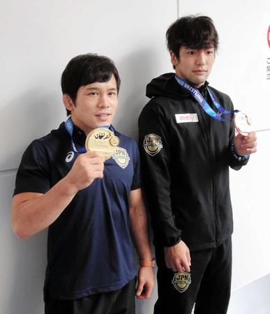 　世界選手権から帰国した男子フリー５７キロ級金メダルの高橋（左）と同７０キロ級銅メダルの藤波