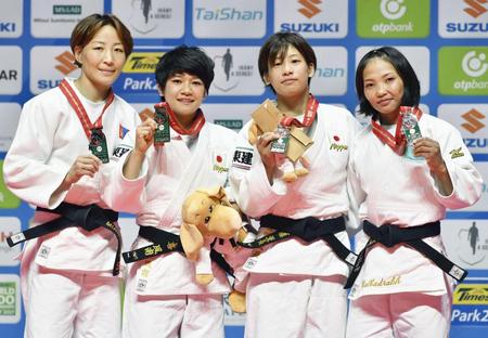 　柔道の世界選手権女子48キロ級で優勝した渡名喜風南（左から２人目）と３位の近藤亜美（同３人目）＝28日、ブダペスト（共同）