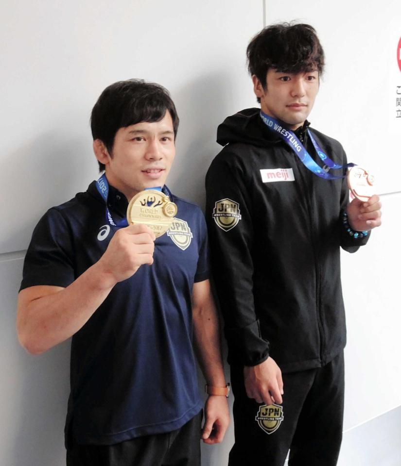 　世界選手権から帰国した男子フリー５７キロ級金メダルの高橋（左）と同７０キロ級銅メダルの藤波