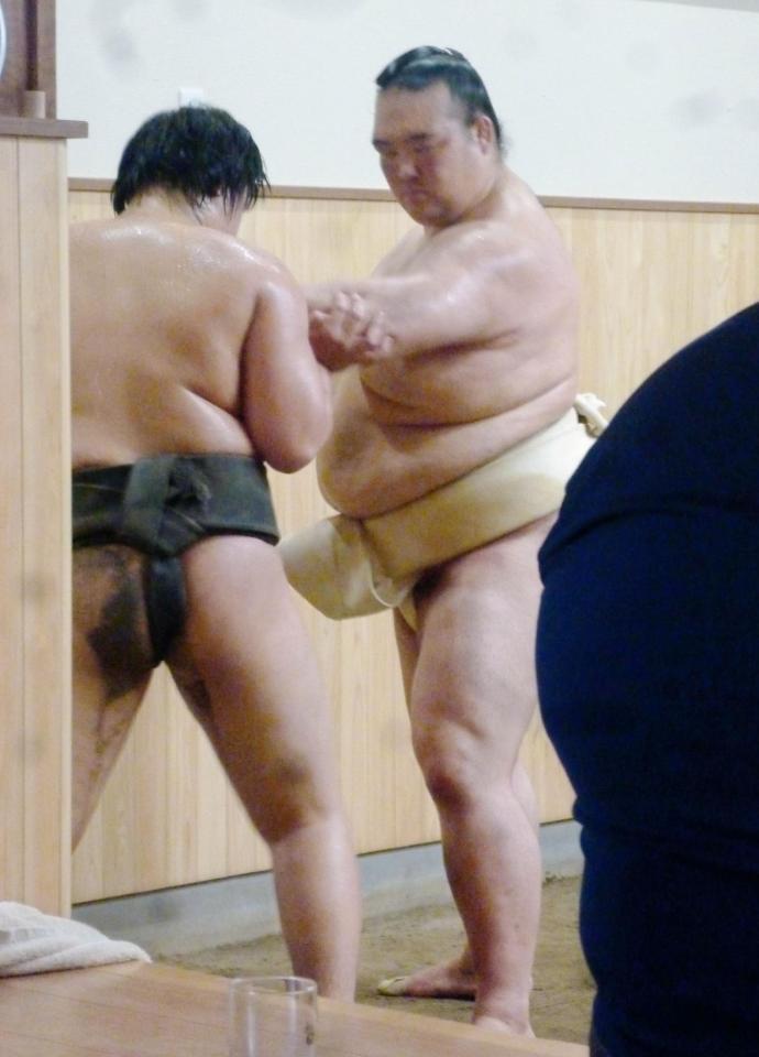 若い衆に左腕を押させ、状態を確かめる稀勢の里