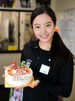 　報道陣からプレゼントされたバースデーケーキを手に笑顔を見せる本田真凜＝関西大学アイスアリーナ