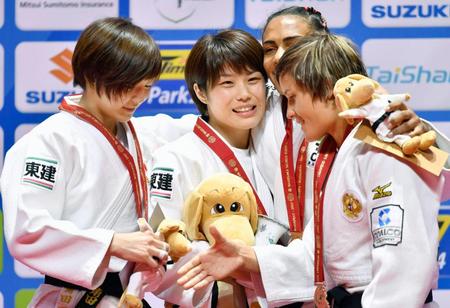 　女子52キロ級で初優勝し、表彰台で握手を交わす志々目愛（左から２人目）。左端は銀メダルの角田夏実