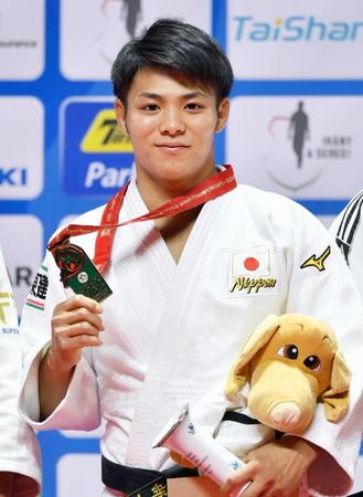 柔道の世界選手権男子66キロ級で初優勝し、メダルを手に笑顔の阿部一二三（共同）