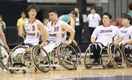 　オーストラリアに逆転負けし、肩を落とす（左から）鳥海、香西ら＝東京体育館