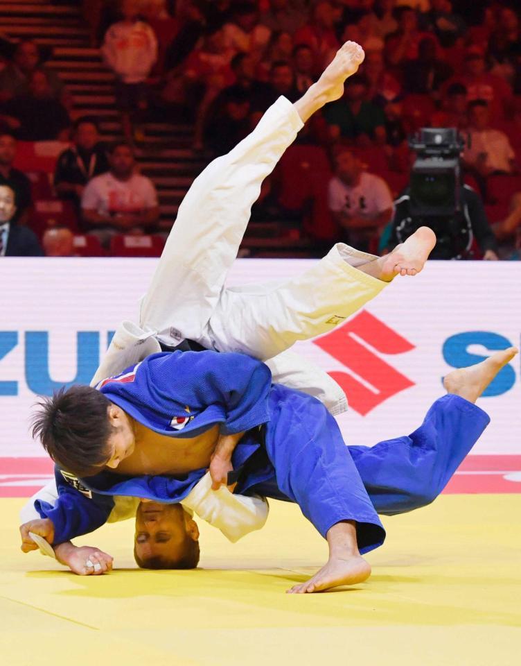 　男子６６キロ級決勝でロシア選手（奥）を破り初優勝した阿部