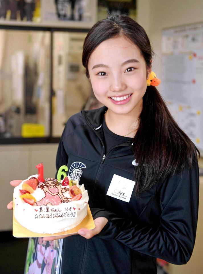 　２１日に誕生日を迎え、報道陣からプレゼントされたバースデーケーキを手に笑顔を見せる本田真凜