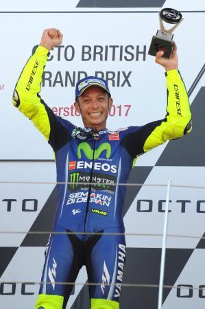 　８月２７日の英国ＧＰ、３位で表彰台に立ったバレンティーノ・ロッシ＝２７日、シルバーストーン（ＡＰ＝共同）