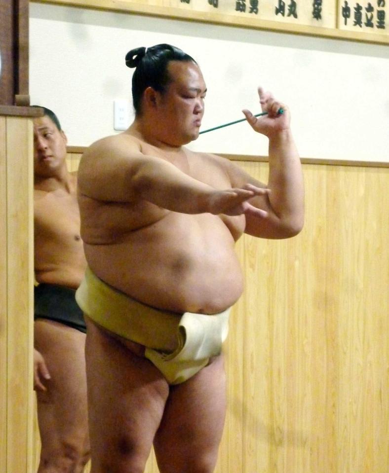 　ゴムチューブを使い左上腕部を強化する稀勢の里