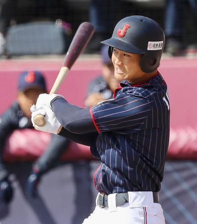 　メキシコ戦の７回、３ランを放つ井上＝サンダーベイ（共同）