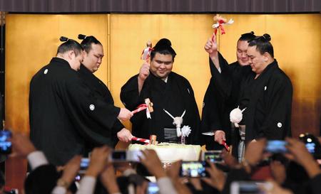 鏡開きを行った（左から）鶴竜、稀勢の里、高安、白鵬、日馬富士＝グランドプリンスホテル新高輪（撮影・中田匡峻）