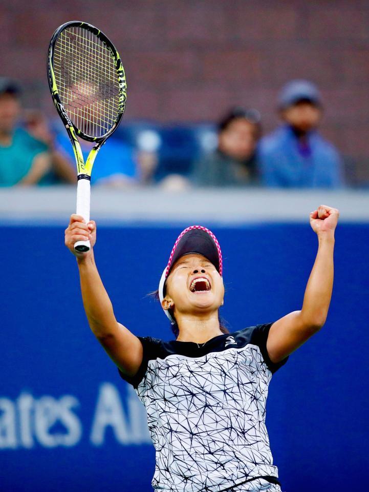 　女子シングルスでスベトラーナ・クズネツォワを破って３回戦進出を決め喜ぶ奈良くるみ＝ニューヨーク