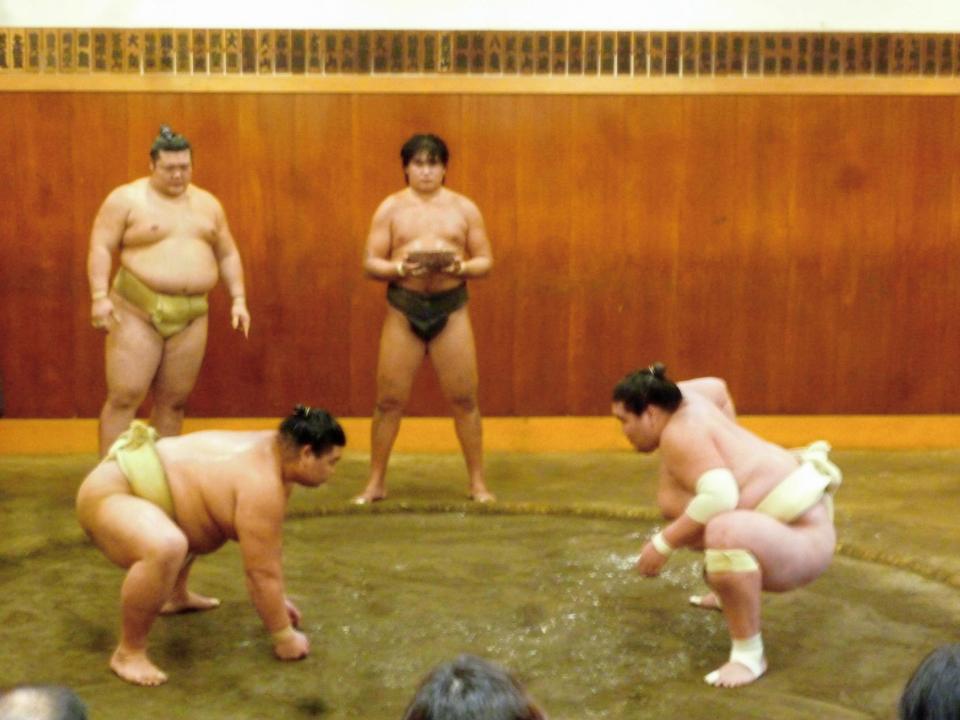 正代（左）を指名し三番稽古を行った照ノ富士