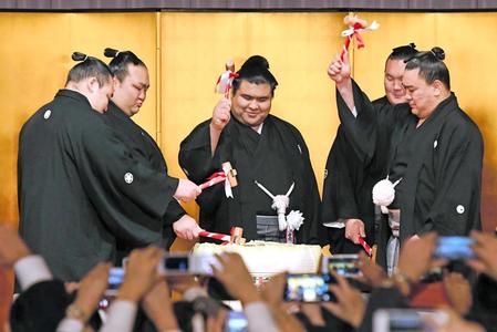 　鏡開きをする（左から）鶴竜、稀勢の里、高安、白鵬、日馬富士（撮影・中田匡峻）