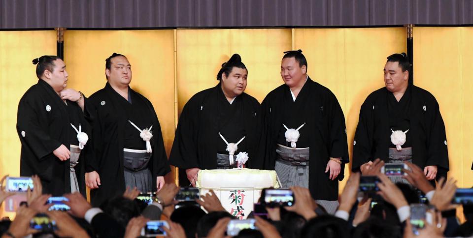 　高安大関昇進披露宴で、高安（中央）に話しかける白鵬（右から２人目）