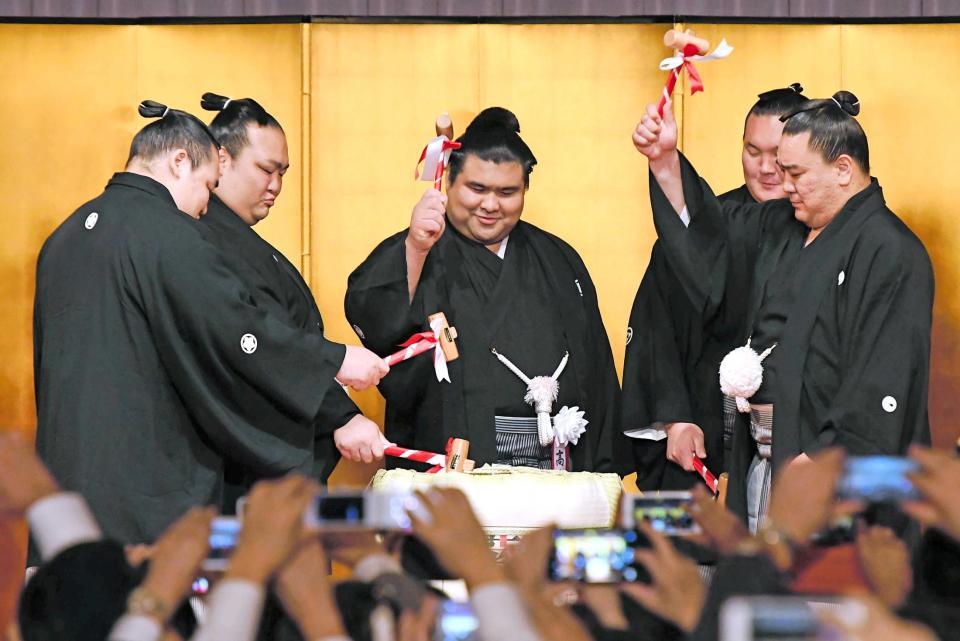 　鏡開きをする（左から）鶴竜、稀勢の里、高安、白鵬、日馬富士（撮影・中田匡峻）