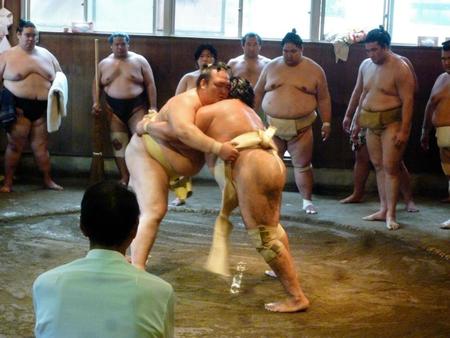 矢後（右）を組み止める稀勢の里